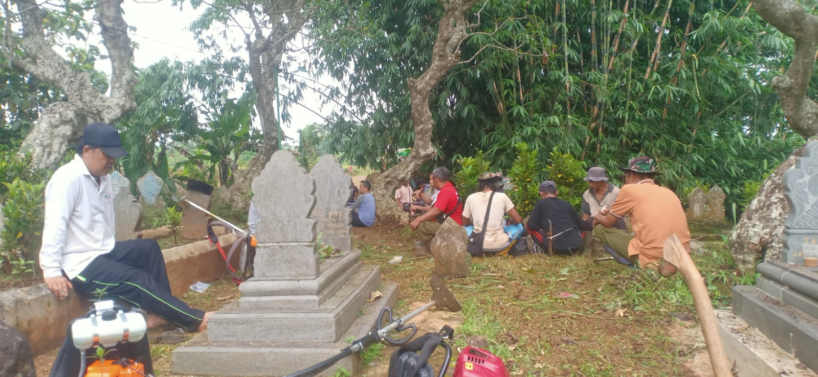KEGIATAN GOTONGROYONG PERANGKAT DESA BERSAMA LEMBAGA DAN MASYARAKAT DI TPU KEPUH DAN DUKUH DESA BALONG KECAMATAN SINDANGAGUNG KABUPATEN KUNINGAN